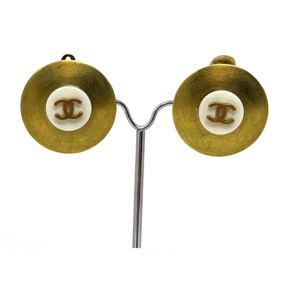 CHANEL pre-loved vintage button clip earrings 1994 in brass & cream - Picture 2 of 3